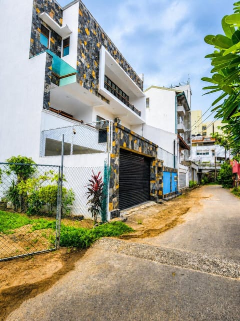 Property building, Day, Neighbourhood, Garden view, Street view