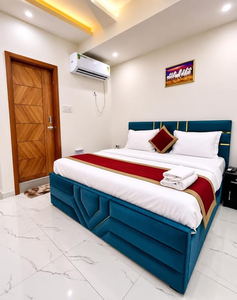 Property building, Bed, TV and multimedia, Photo of the whole room, Bedroom, towels, wardrobe, air conditioner
