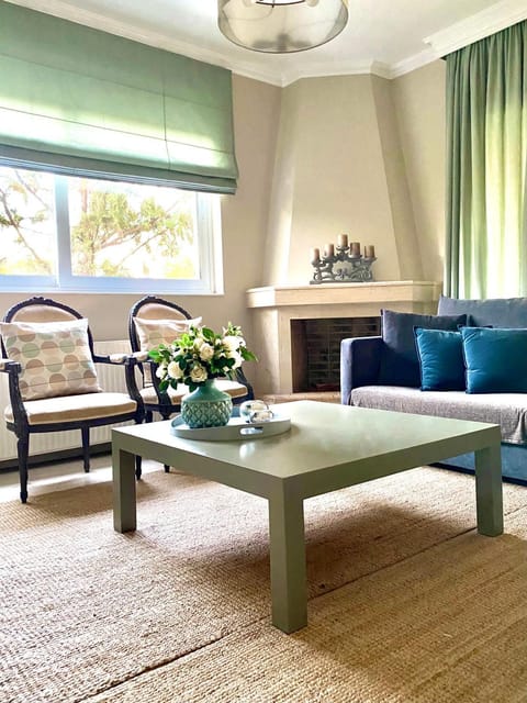 Living room, Seating area