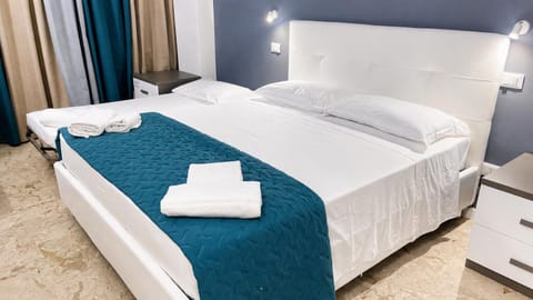 Bed, Photo of the whole room, Bedroom, towels