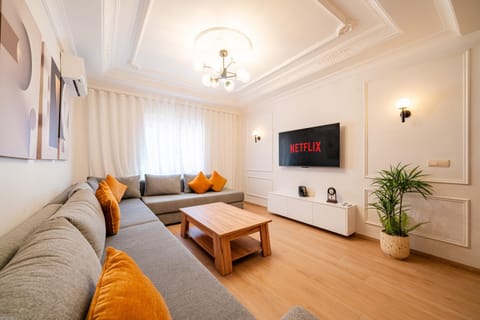 Communal lounge/ TV room, Living room, Seating area