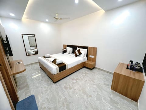 Bed, TV and multimedia, Photo of the whole room, Bedroom, towels, wardrobe, air conditioner