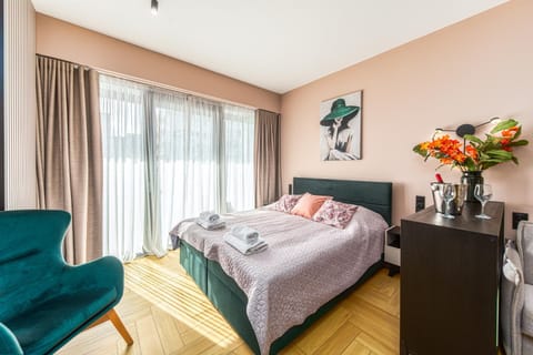 Bed, Living room, Photo of the whole room, Seating area, Bedroom