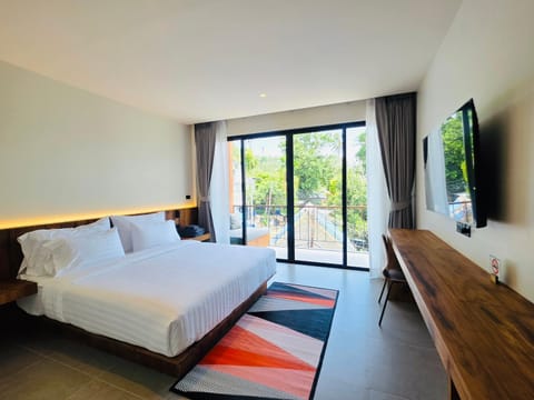 Bed, TV and multimedia, Photo of the whole room, Bedroom