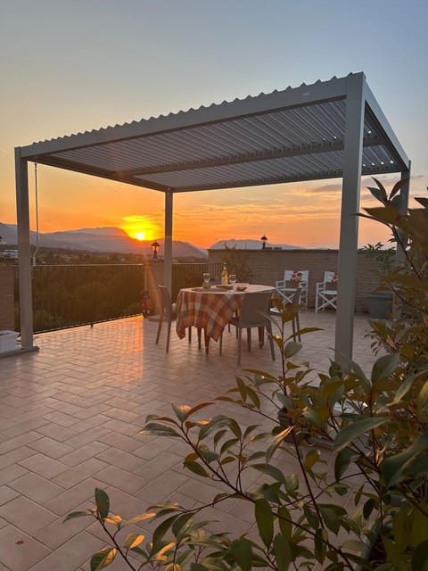 Natural landscape, View (from property/room), Balcony/Terrace, Dining area, Sunrise, Sunset