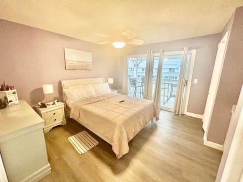 Photo of the whole room, Bedroom, towels