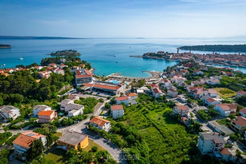 Neighbourhood, Beach