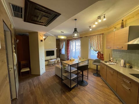 TV and multimedia, Kitchen or kitchenette, Dining area, stove, air conditioner