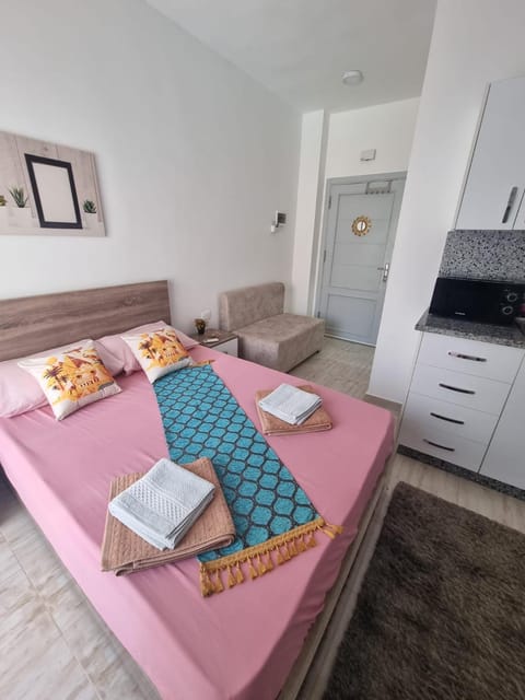 Bed, Living room, Photo of the whole room, Seating area, Bedroom