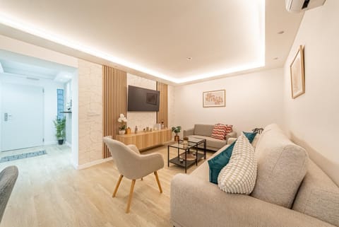 TV and multimedia, Kitchen or kitchenette, Living room, Seating area, Dining area, air conditioner