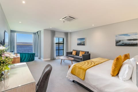 Bed, TV and multimedia, View (from property/room), Photo of the whole room, Bedroom, Lake view, Landmark view, air conditioner