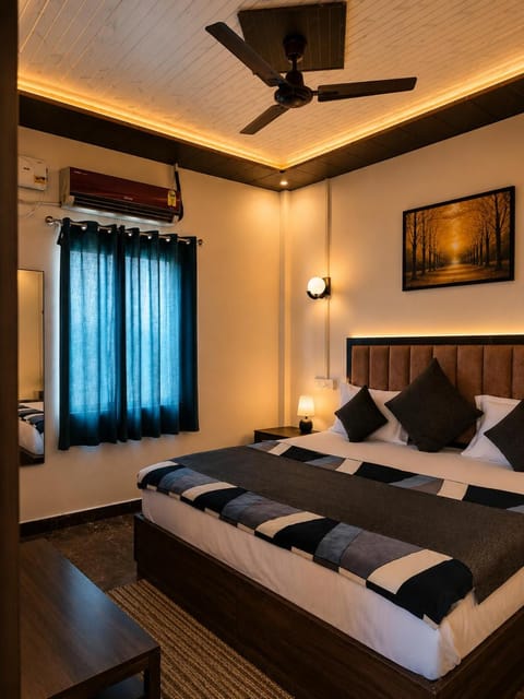 Bed, TV and multimedia, Photo of the whole room, Seating area, Bedroom