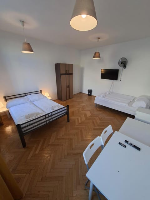Bed, TV and multimedia, Photo of the whole room, Bedroom, towels