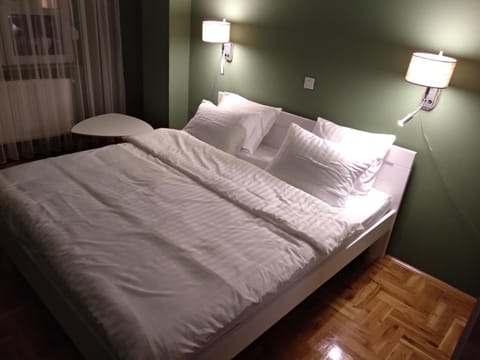 Night, Bedroom, On site