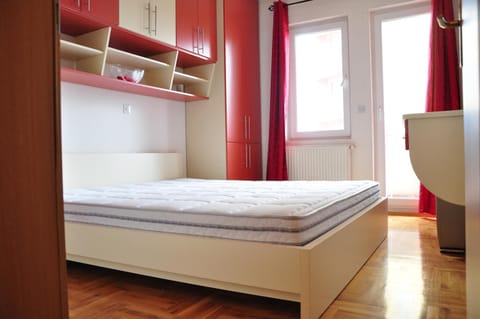 Bed, Day, Photo of the whole room, Bedroom, On site