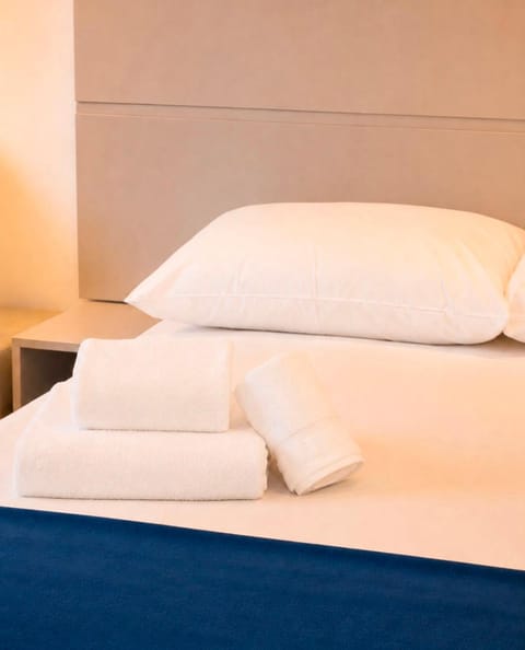 Bed, Bedroom, towels