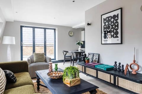 Living room, Food and drinks, Seating area, Dining area, Food