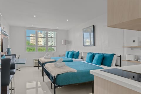 TV and multimedia, Kitchen or kitchenette, Living room, Seating area, Dining area