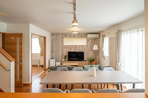 TV and multimedia, Living room, Dining area, air conditioner