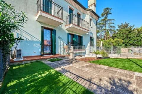 Property building, Day, Garden, Garden view