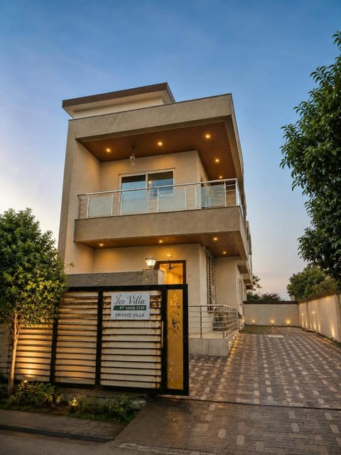 Property building, Day