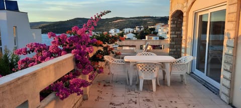 View (from property/room), Balcony/Terrace, Seating area, Sea view