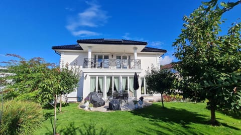 Property building, Day, Garden, Garden, Balcony/Terrace, Garden view