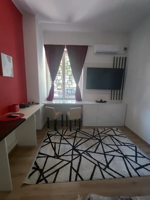 TV and multimedia, Living room, Seating area, air conditioner