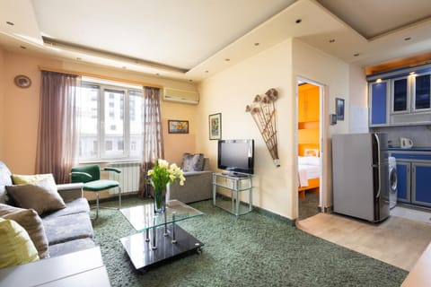 Communal lounge/ TV room, TV and multimedia, Kitchen or kitchenette, Living room, Seating area, Evening entertainment