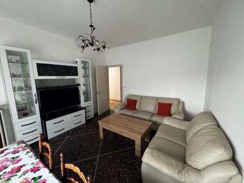 Communal lounge/ TV room, TV and multimedia, Living room, Seating area