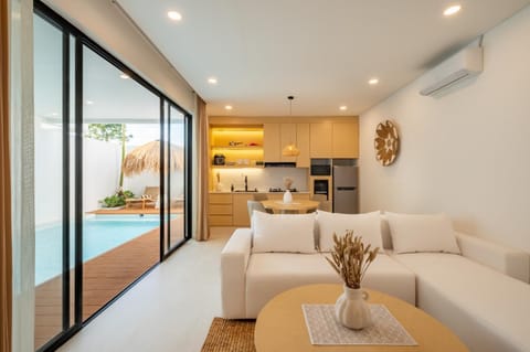 Living room, Dining area, Swimming pool