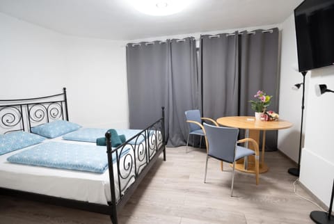 Bed, TV and multimedia, Seating area, Dining area, Bedroom