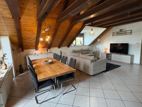 TV and multimedia, Living room, Seating area, Dining area