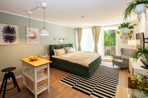 Bed, Photo of the whole room, Seating area, Bedroom