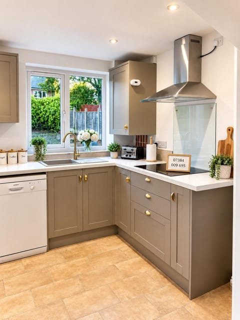 Coffee/tea facilities, Kitchen or kitchenette, microwave, stove, stove, toaster, toaster, washing machine, washing machine, kitchen, kitchen