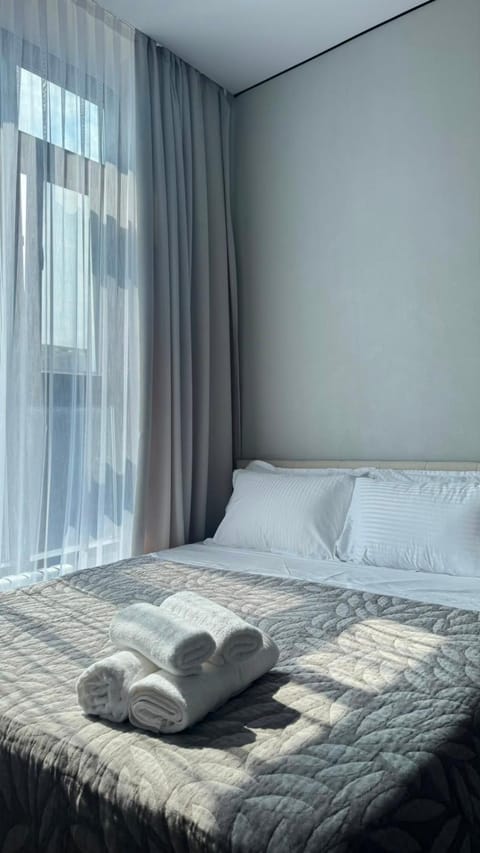 Bed, View (from property/room), Bedroom, City view, Landmark view, towels