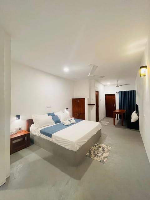 Bed, Photo of the whole room, Bedroom, towels, air conditioner