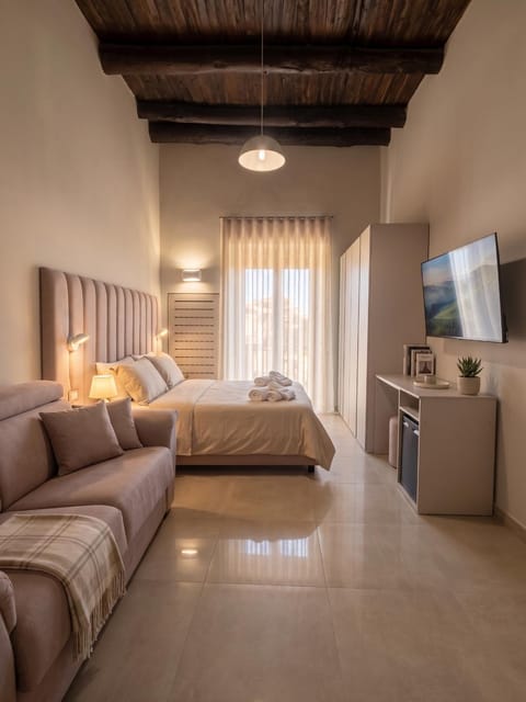 Bed, TV and multimedia, Living room, Photo of the whole room, Bedroom, minibar