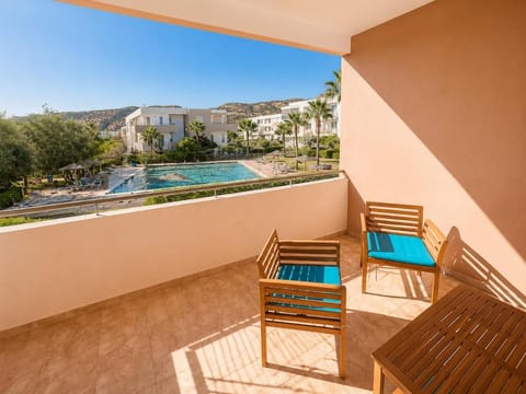 Patio, Day, View (from property/room), Balcony/Terrace, Pool view, Swimming pool, sunbed