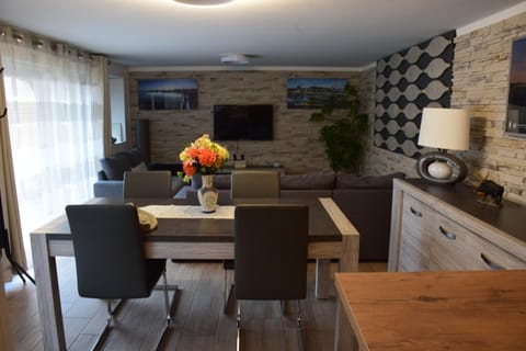 Communal lounge/ TV room, TV and multimedia, Dining area