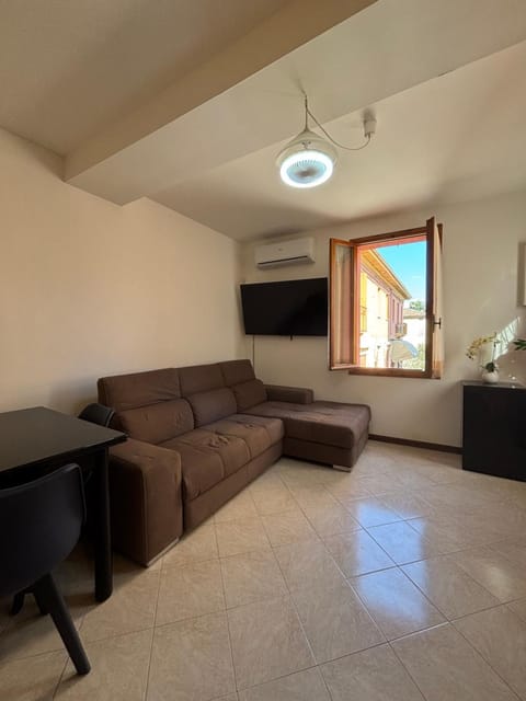Communal lounge/ TV room, TV and multimedia, Living room, Seating area, Evening entertainment, air conditioner