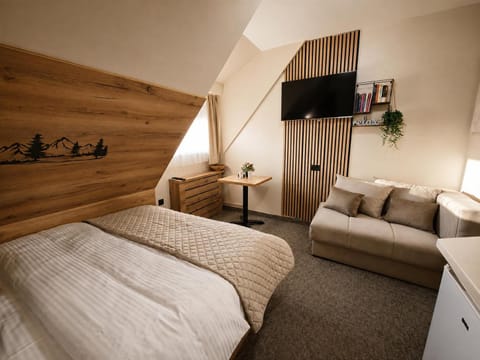 Bed, TV and multimedia, Photo of the whole room, Evening entertainment, Bedroom