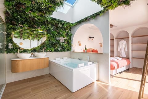 Hot Tub, Hot Tub, Bathroom, Bath, air conditioner