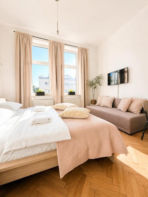 Bed, TV and multimedia, Living room, Photo of the whole room, Seating area, Bedroom