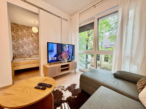Communal lounge/ TV room, TV and multimedia, Living room, Seating area, Evening entertainment