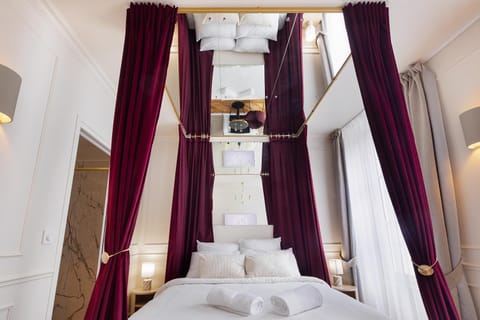 Bed, Bedroom, towels