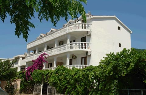 Property building, Garden, Balcony/Terrace, Garden view