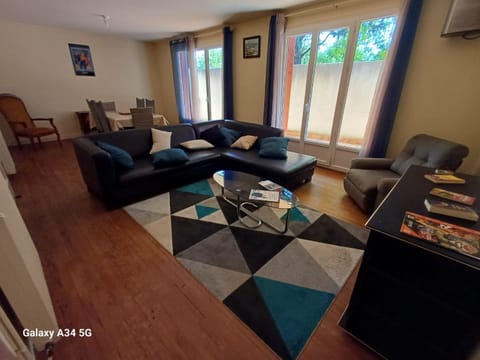 Property building, Living room, Seating area, Family