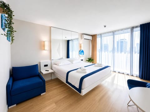 Bed, Living room, Photo of the whole room, Seating area, Bedroom, towels