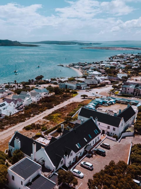 Property building, Day, Neighbourhood, Natural landscape, Bird's eye view, Beach, City view, Lake view, River view, Sea view, Street view, Location, Parking